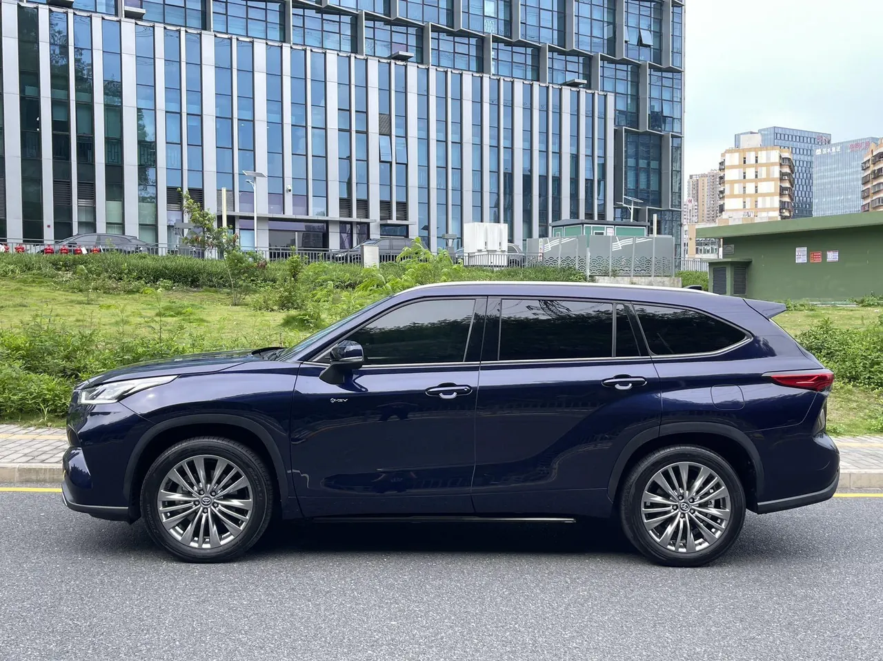 Toyota 2024 Highlander Dual Engine 2.5 Stepless Intelligent Electric Hybrid Four-wheel Drive Extreme Edition 7-seat Automatic Transmission 4