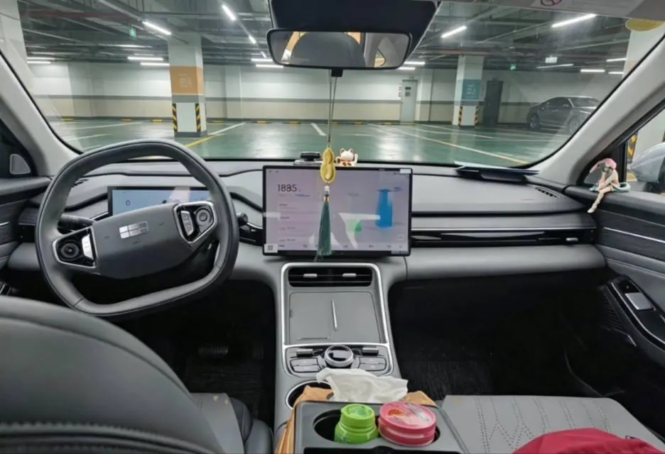Geely Galaxy 2025 L6 EM-i 1.5 140km Starship Edition Automatic Gear 4