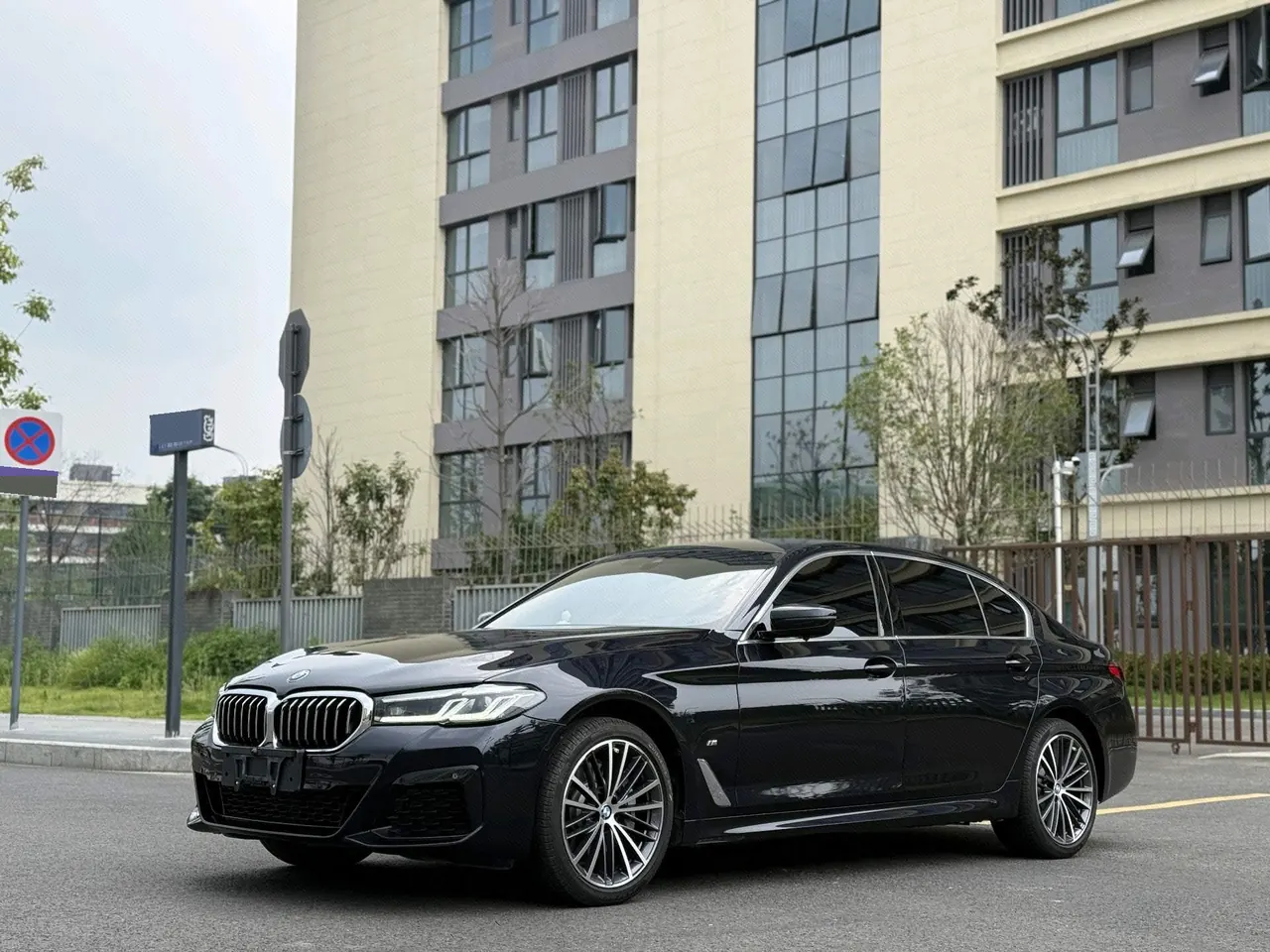 打开图片灯箱:BMW 5 Series 2023 530Li 2.0T Leading M Sports Suit (Modified) Automatic Gear
