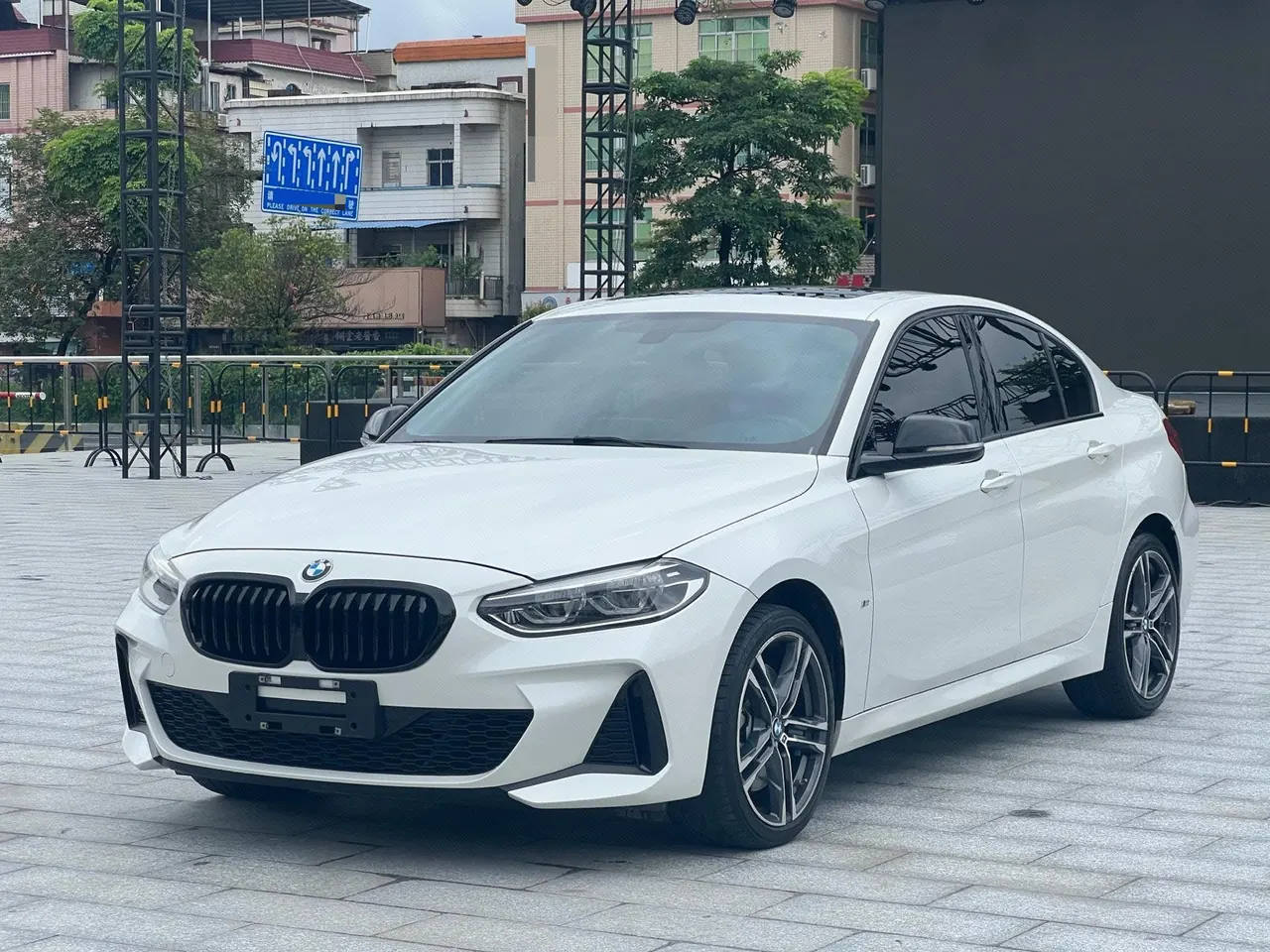 打开图片灯箱:BMW 1 Series 2021 125i 2.0T M Sports Obsidian Night Edition Automatic Gear