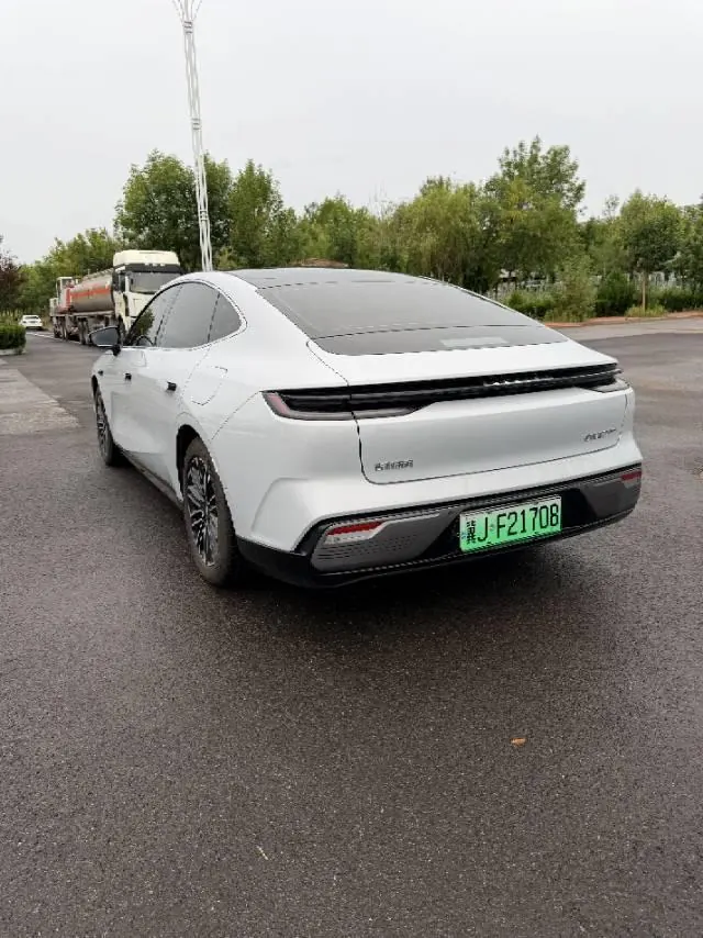 Geely Galaxy 2025 Xingyao 8 EM-i 1.5 130km Premium Edition Automatic Gear 5