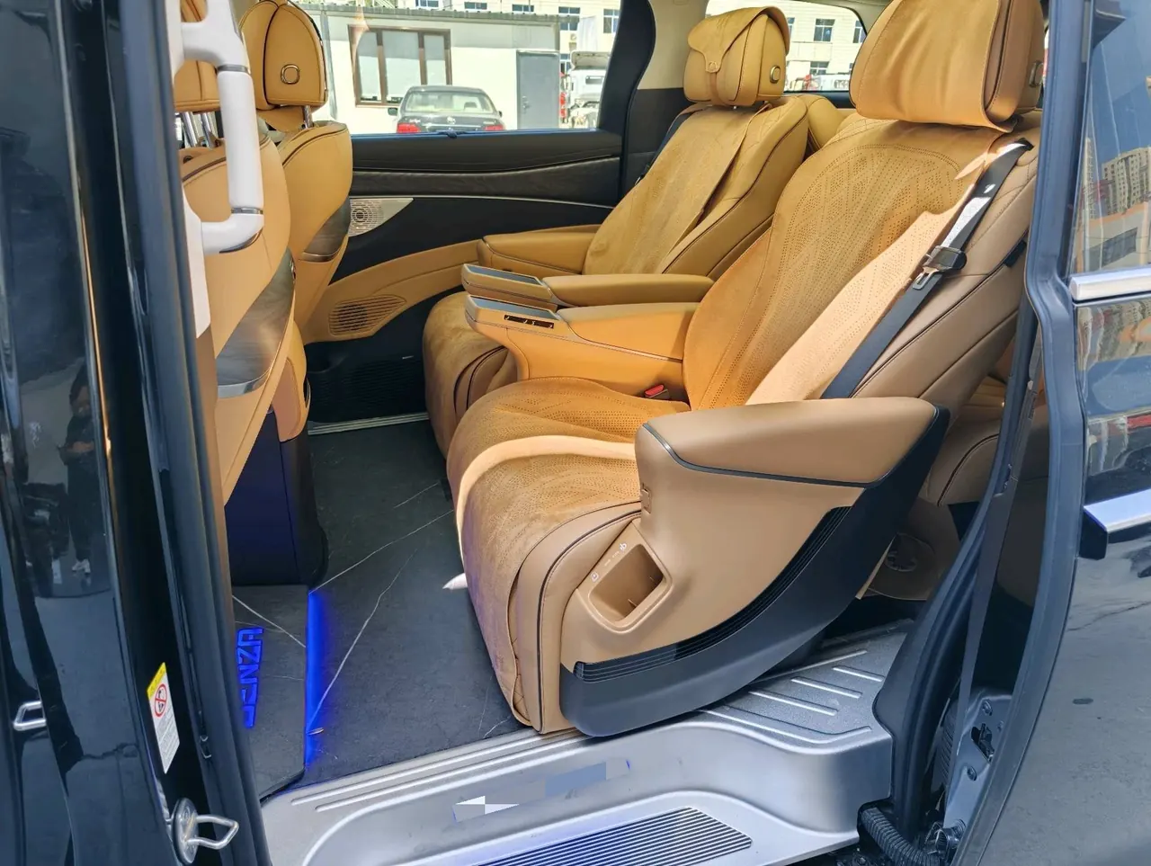 Denza 2024 Denza D9 DM-i 1.5T stepless 980 four-wheel drive distinguished automatic gear 6