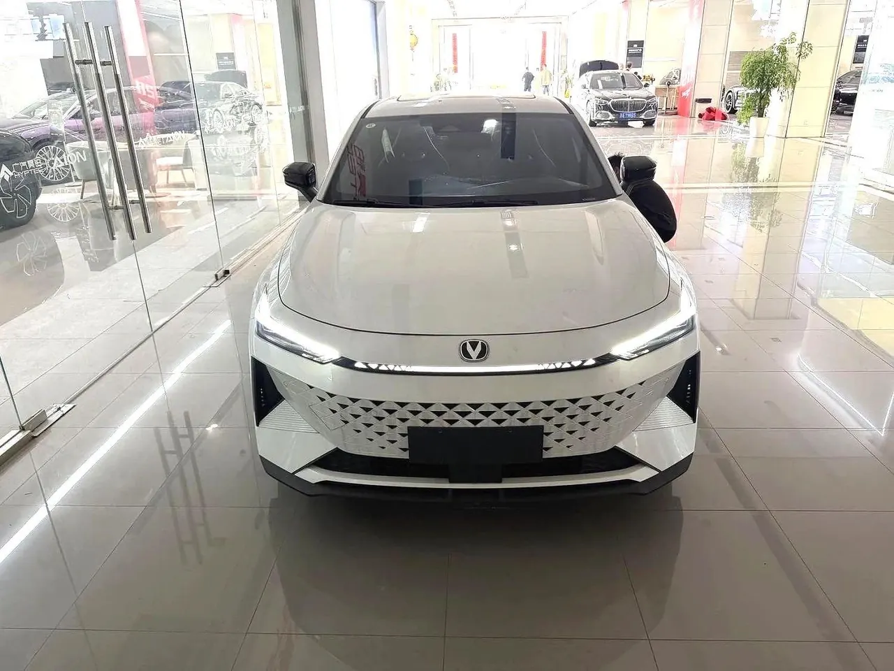 ChangAn 2024 UNI-V Smart Electric iDD 1.5 Stepless Blue Whale 136km Smart Auto 2