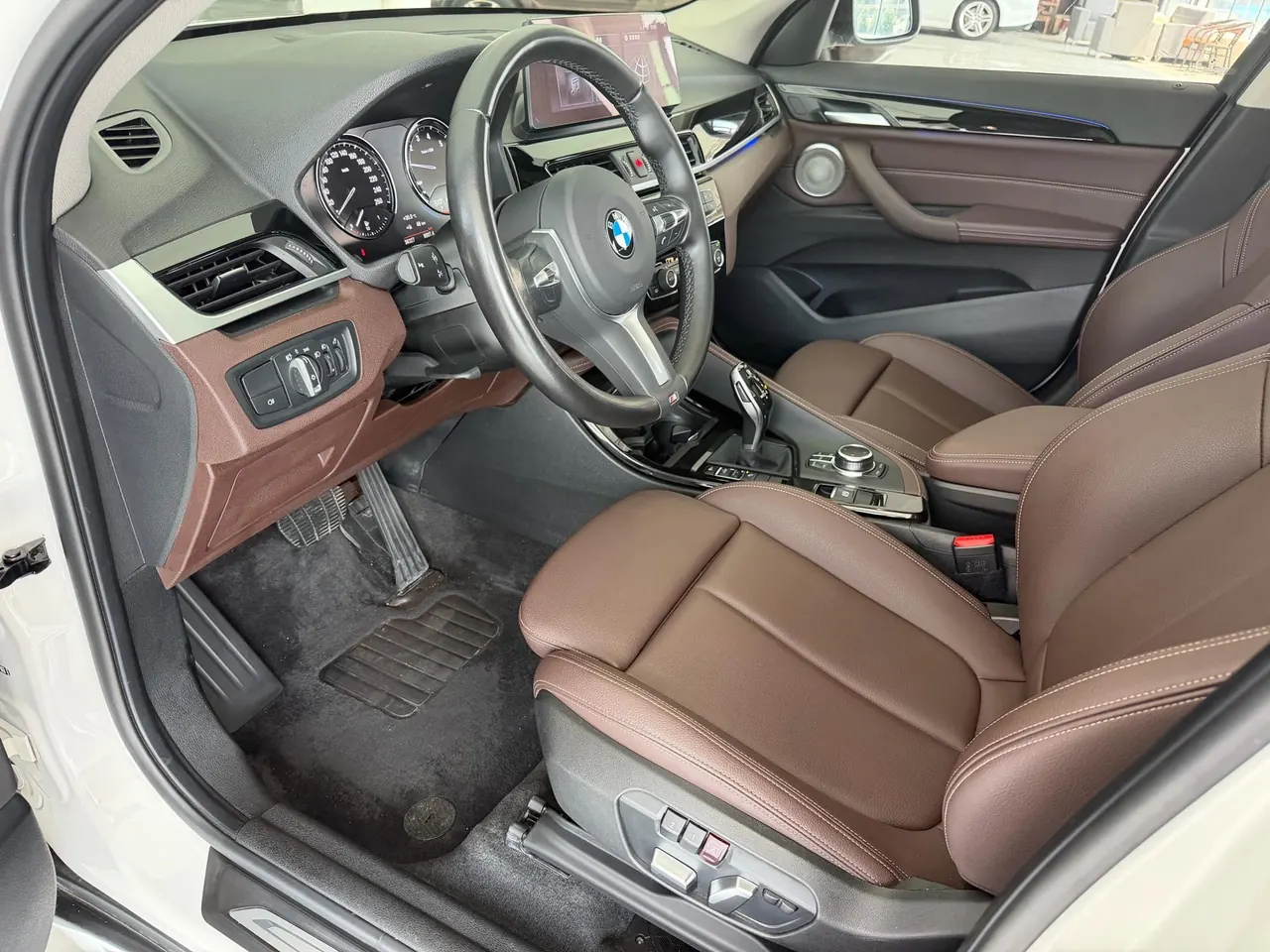 BMW 2022 X1 sDrive20Li 1.5T exclusive automatic gear 4