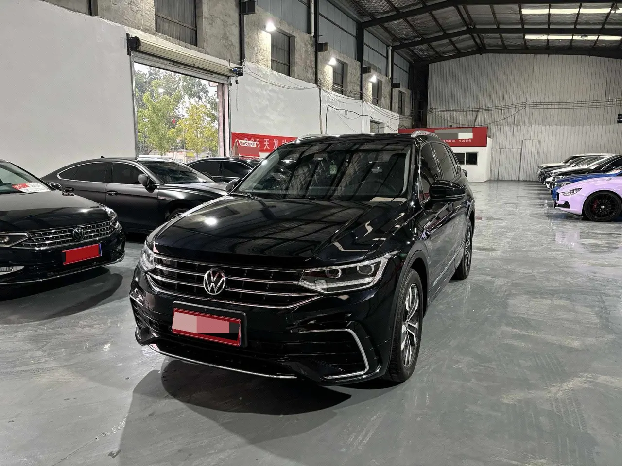 Open image lightbox: Volkswagen 2024 Tiguan L R-Line 2.0TSI 330TSI Two-Drive R-Line Overdrive Automatic Gear