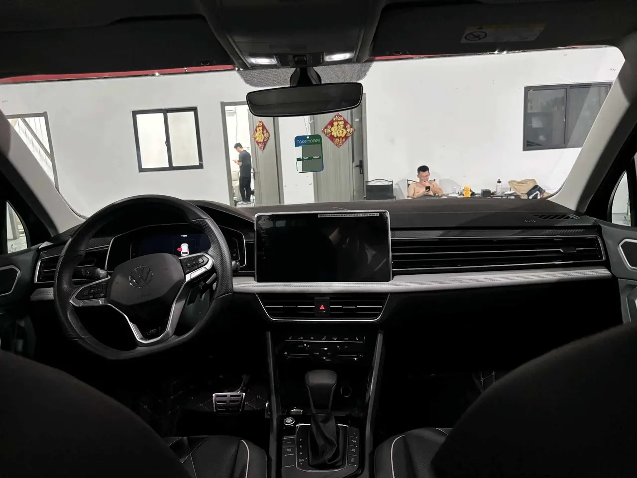 Volkswagen 2024 Tiguan L R-Line 2.0TSI 330TSI Two-Drive R-Line Overdrive Automatic Gear 3