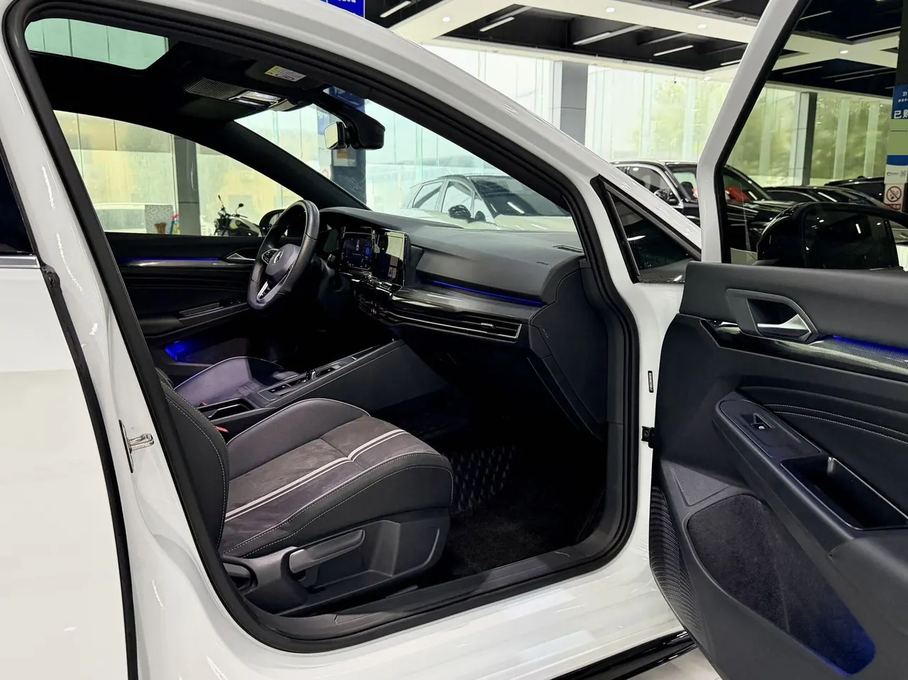 Volkswagen 2023 Golf 8 R-Line 1.4TSI 280TSI Lite Automatic 7