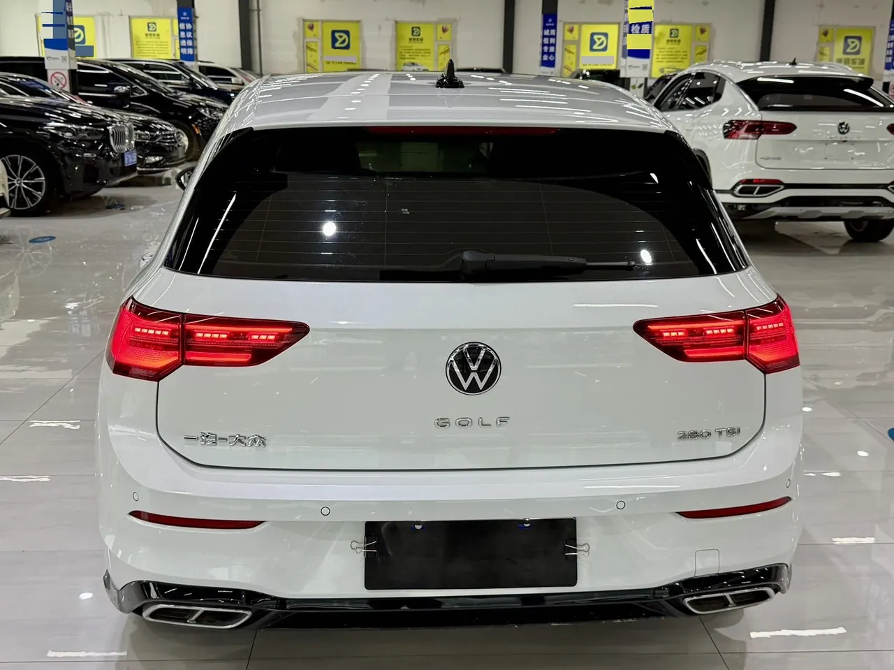 Volkswagen 2023 Golf 8 R-Line 1.4TSI 280TSI Lite Automatic 9