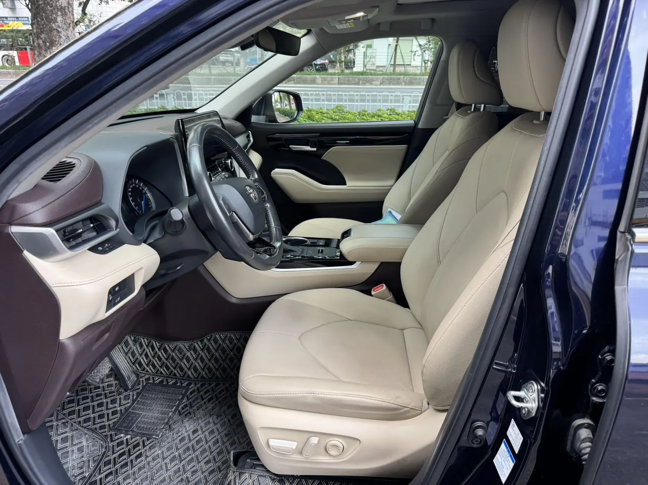 Toyota 2022 Highlander Dual Engine 2.5 Stepless Four-wheel Drive Premium Edition 7-seat Automatic Gear 2
