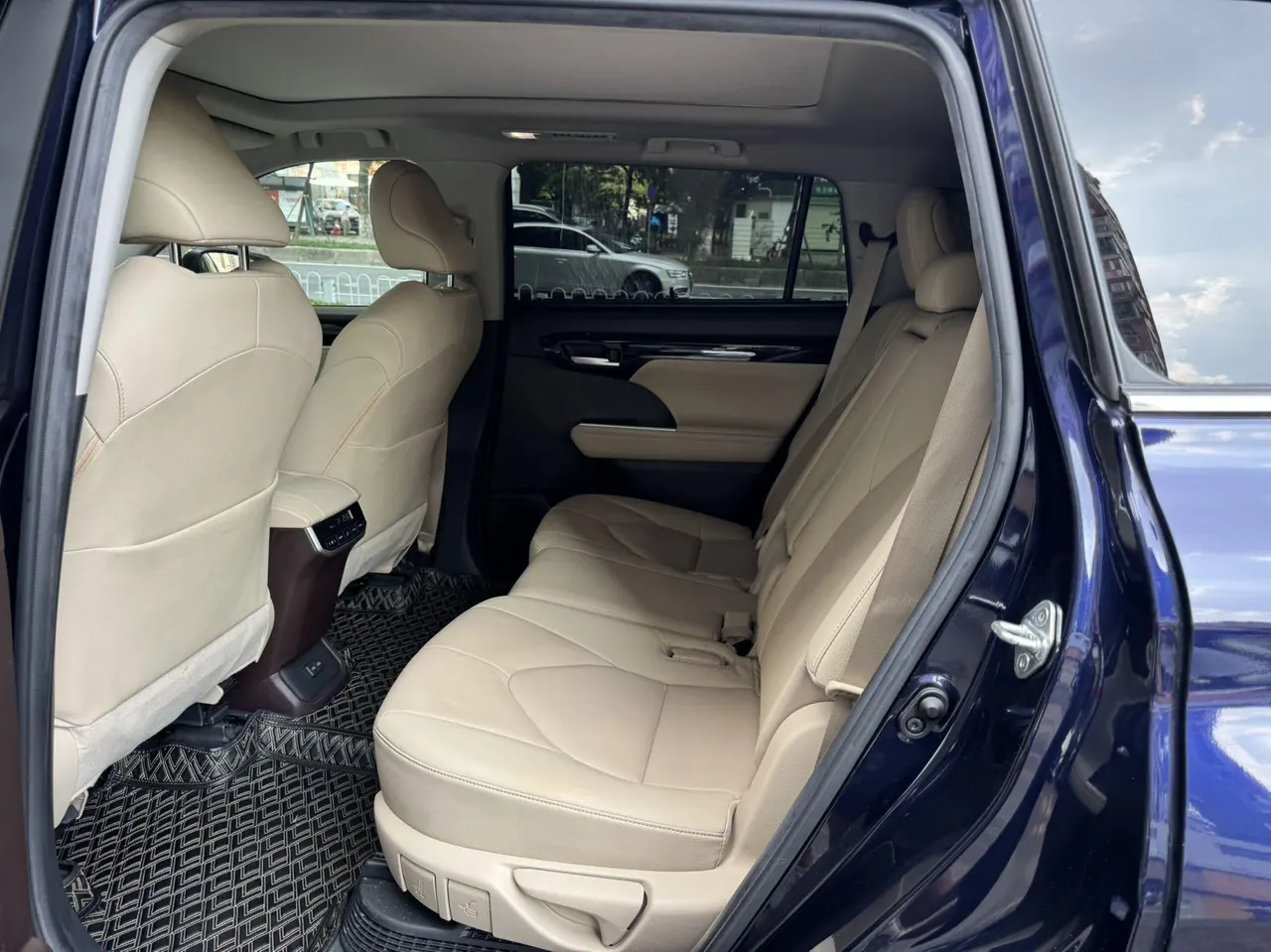 Toyota 2022 Highlander Dual Engine 2.5 Stepless Four-wheel Drive Premium Edition 7-seat Automatic Gear 3