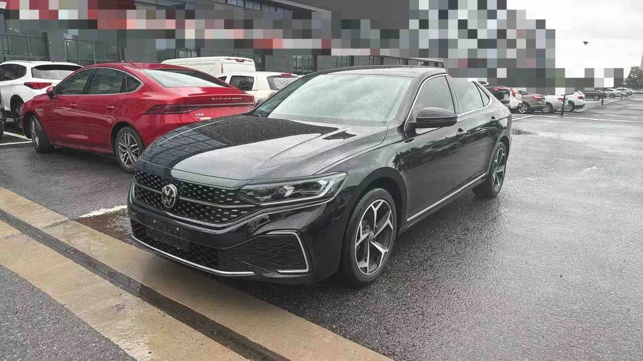 Open image lightbox: Volkswagen 2026 Passat 2.0TSI 330TSI outstanding star elite edition automatic gear