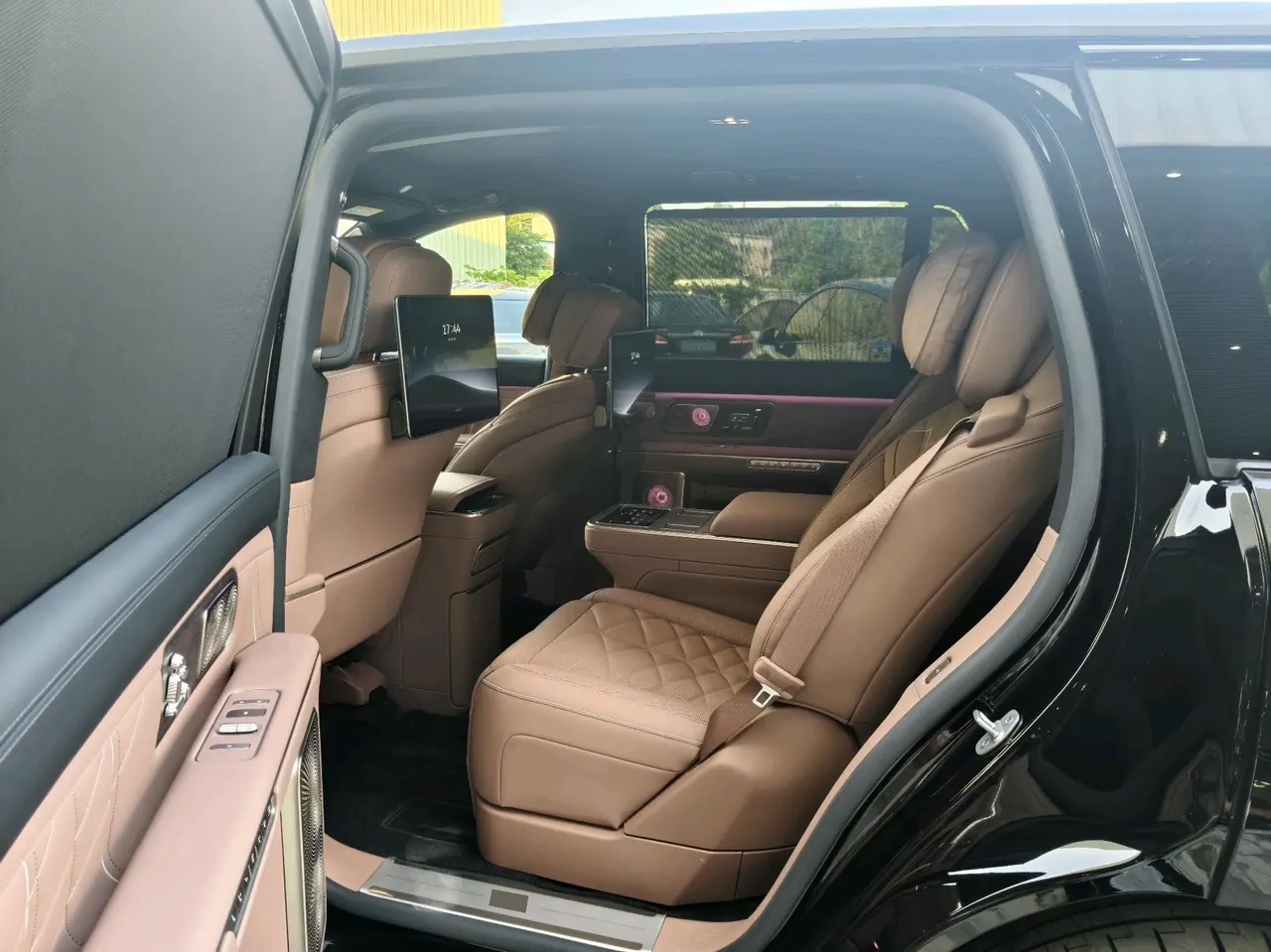 NIO 2026 ES 9 102kWh Executive Island Deluxe Automatic Gear 5