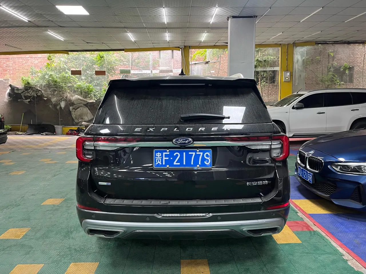 Ford 2024 Explorer 2.3T EcoBoost 4-wheel fashion plus 7-seat automatic gear 3