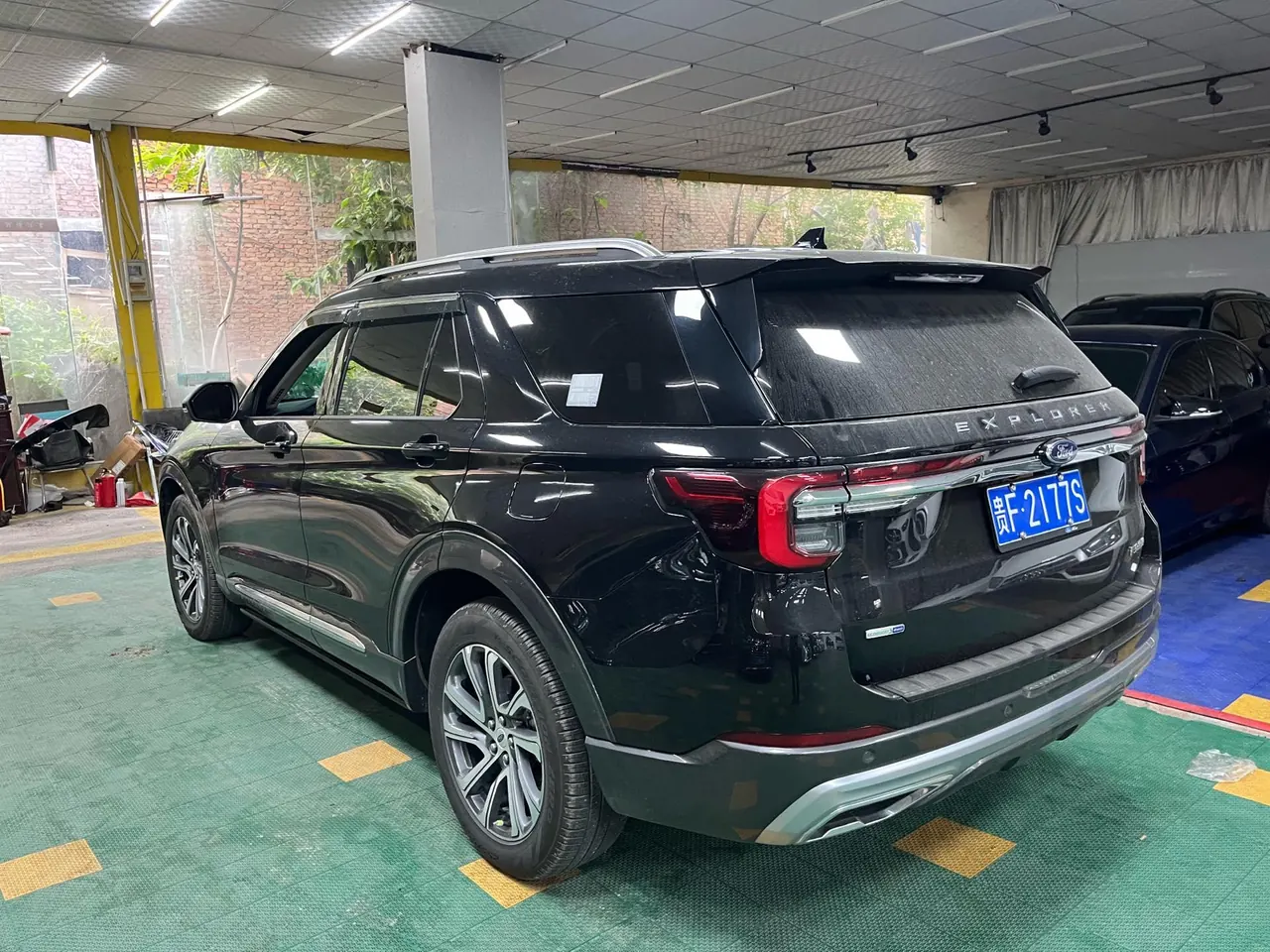 Ford 2024 Explorer 2.3T EcoBoost 4-wheel fashion plus 7-seat automatic gear 5