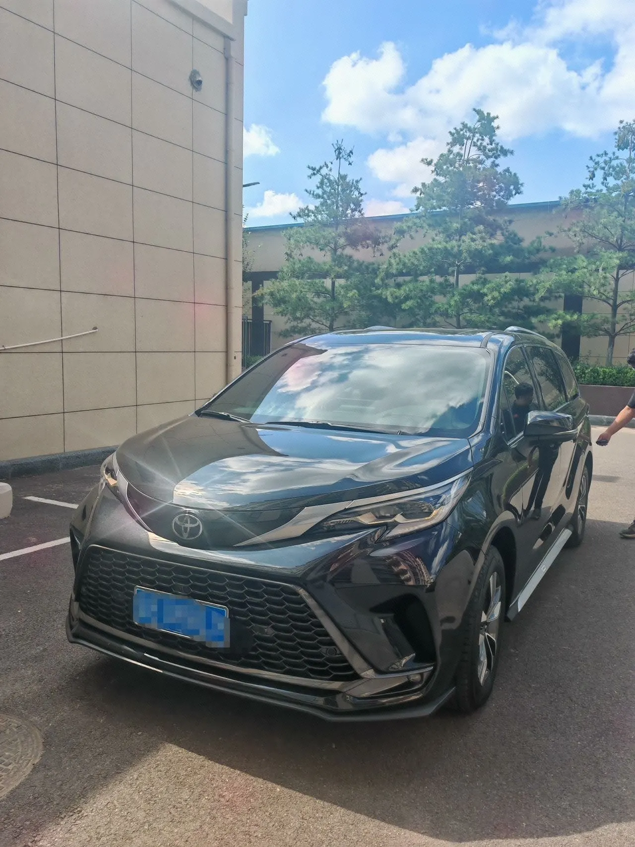 打开图片灯箱:Toyota 2026 Grevia HYBRID 2.5 Stepless Zunjue MAX Four-wheel Drive Automatic Gear