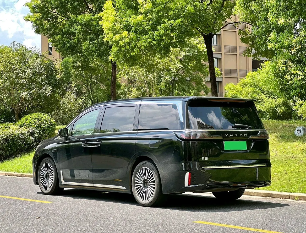 Voyah 2024 Dreamers PHEV 1.5T Long Endurance Premium Edition Automatic Gear 3