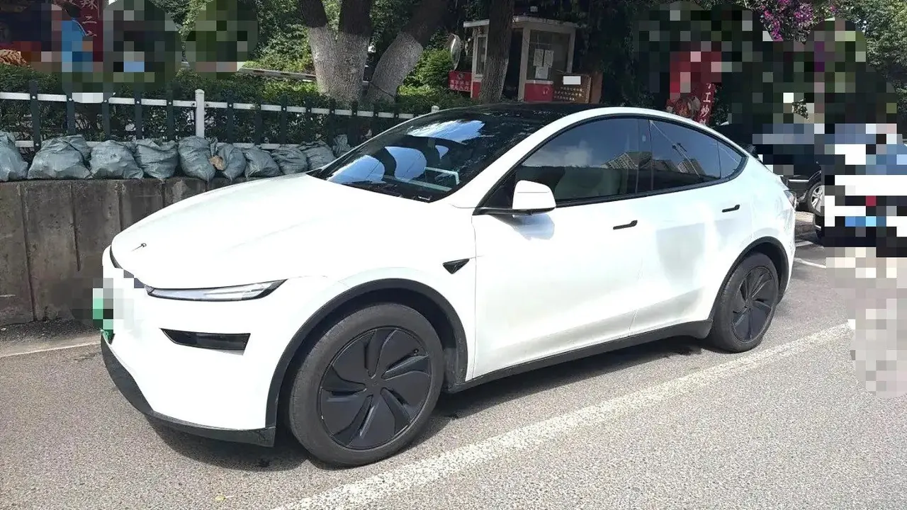 Tesla 2025 Model Y rear-wheel drive version automatic transmission 2