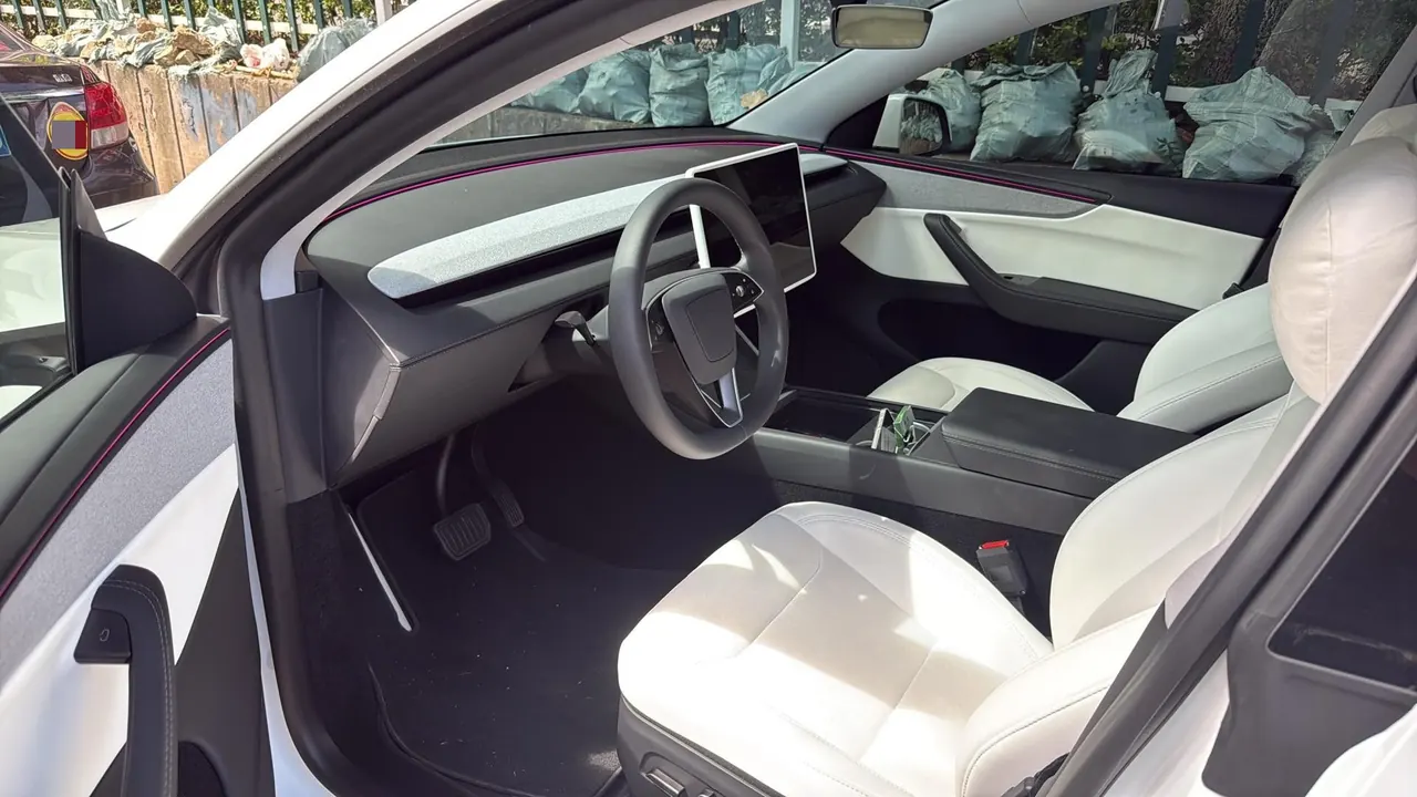 Tesla 2025 Model Y rear-wheel drive version automatic transmission 3
