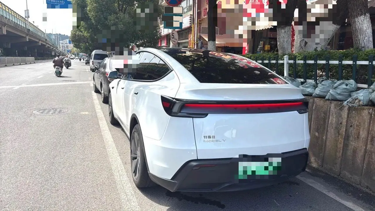 Tesla 2025 Model Y rear-wheel drive version automatic transmission 5