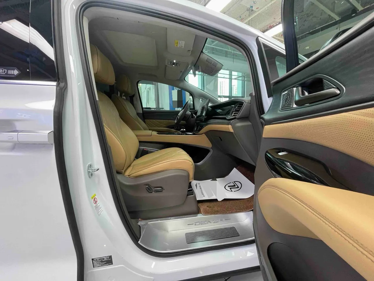 Denza 2022 Denza D9 DM-i 1.5T Stepless 970 Four-wheel Drive Honorable Automatic Gear 10
