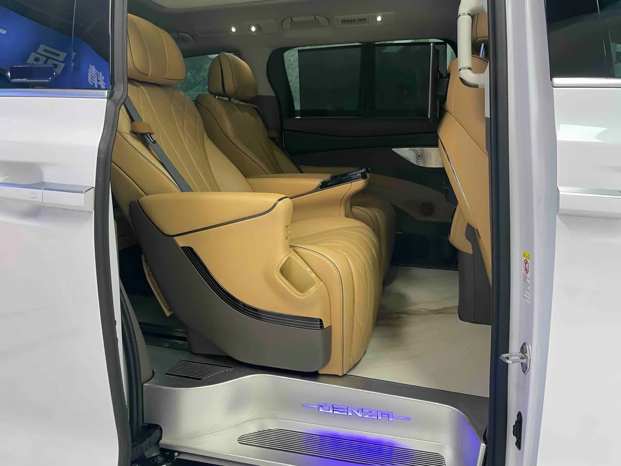 Denza 2022 Denza D9 DM-i 1.5T Stepless 970 Four-wheel Drive Honorable Automatic Gear 12