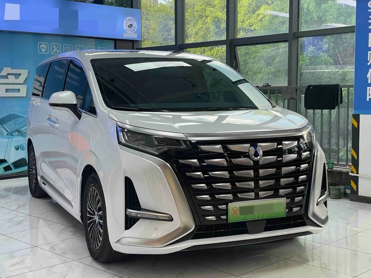 Denza 2022 Denza D9 DM-i 1.5T Stepless 970 Four-wheel Drive Honorable Automatic Gear 3