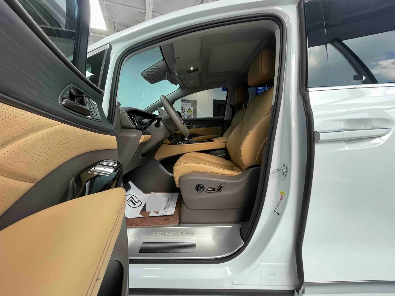 Denza 2022 Denza D9 DM-i 1.5T Stepless 970 Four-wheel Drive Honorable Automatic Gear 4