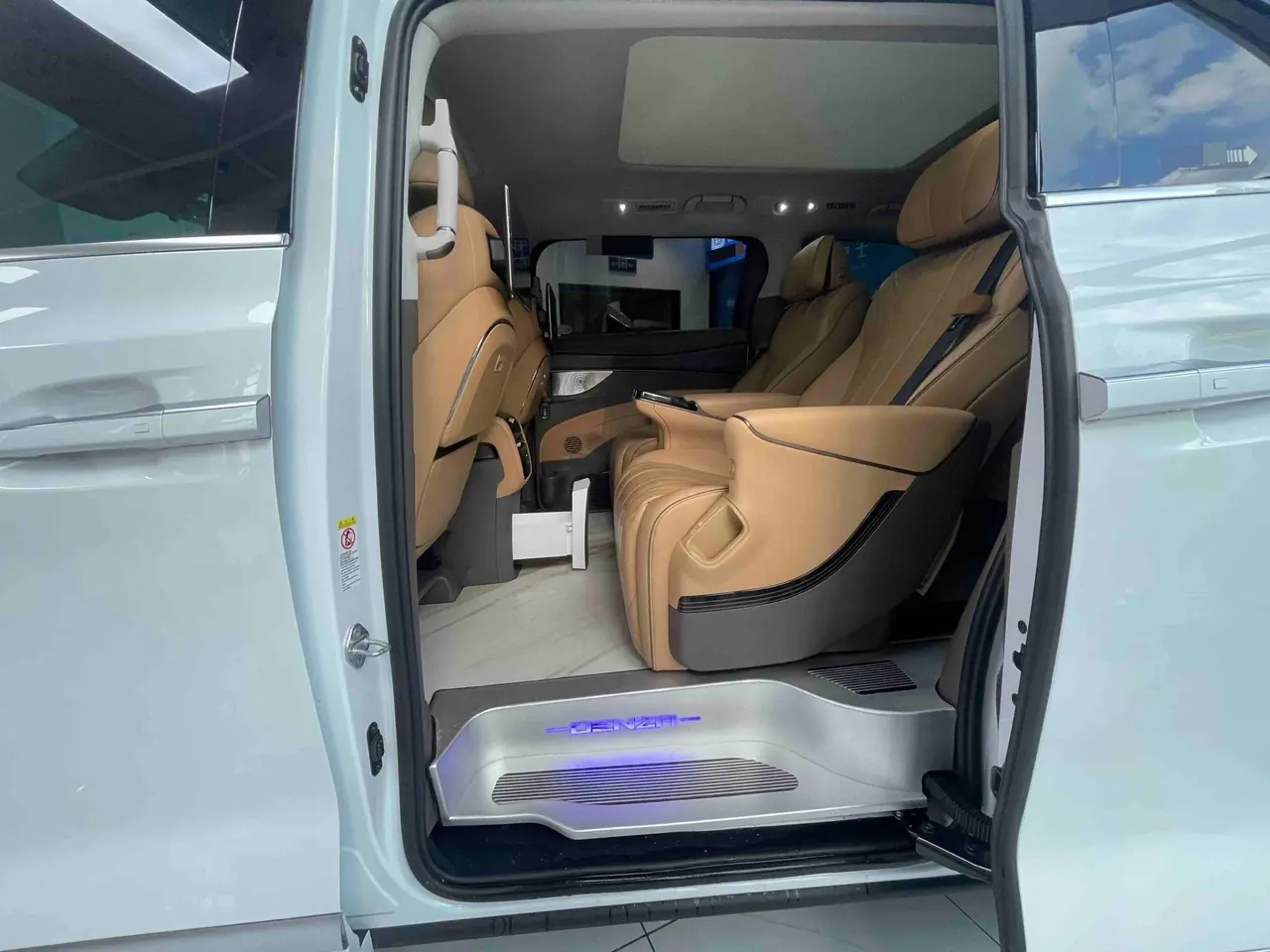 Denza 2022 Denza D9 DM-i 1.5T Stepless 970 Four-wheel Drive Honorable Automatic Gear 6