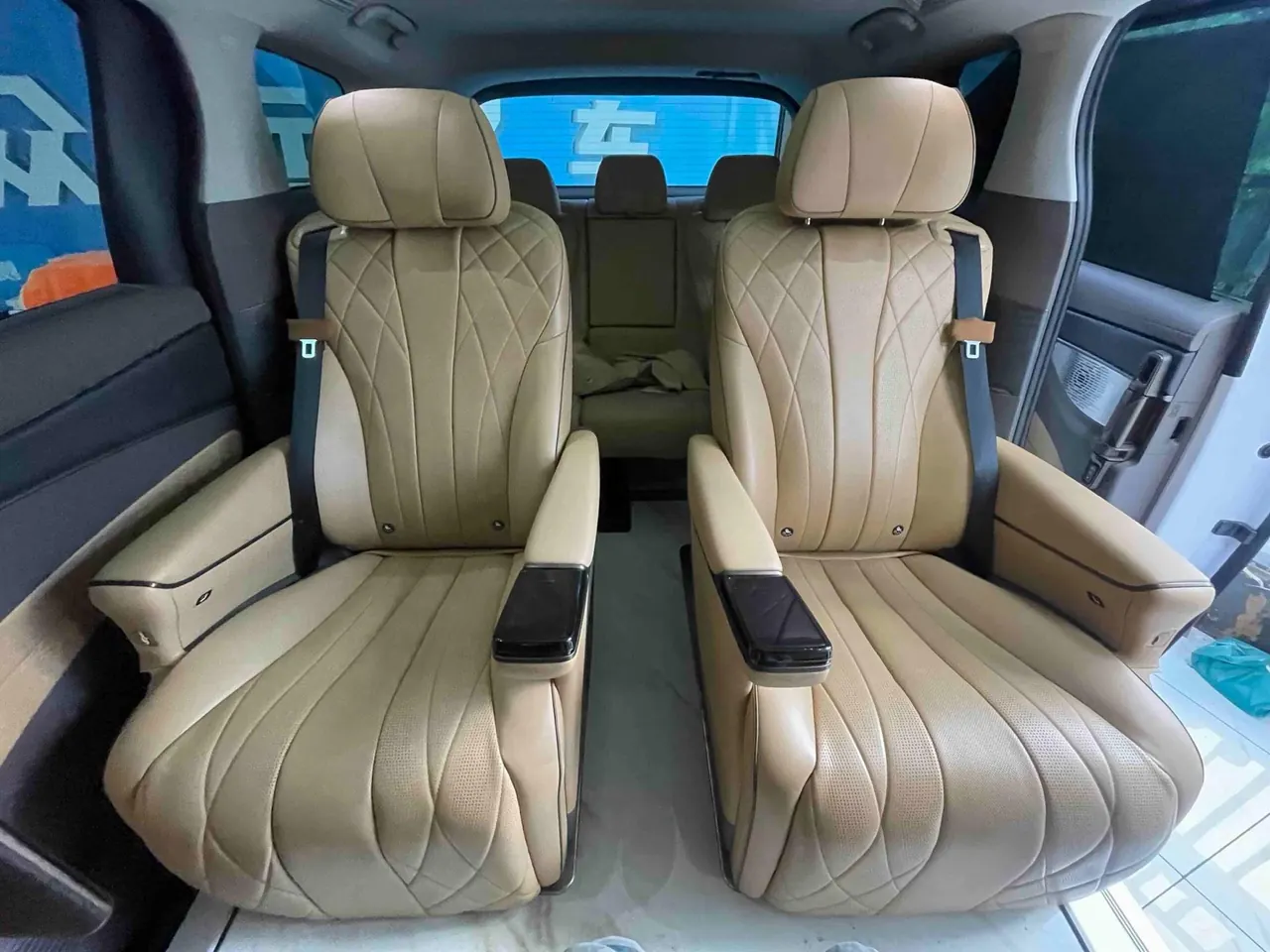 Denza 2022 Denza D9 DM-i 1.5T Stepless 970 Four-wheel Drive Honorable Automatic Gear 9