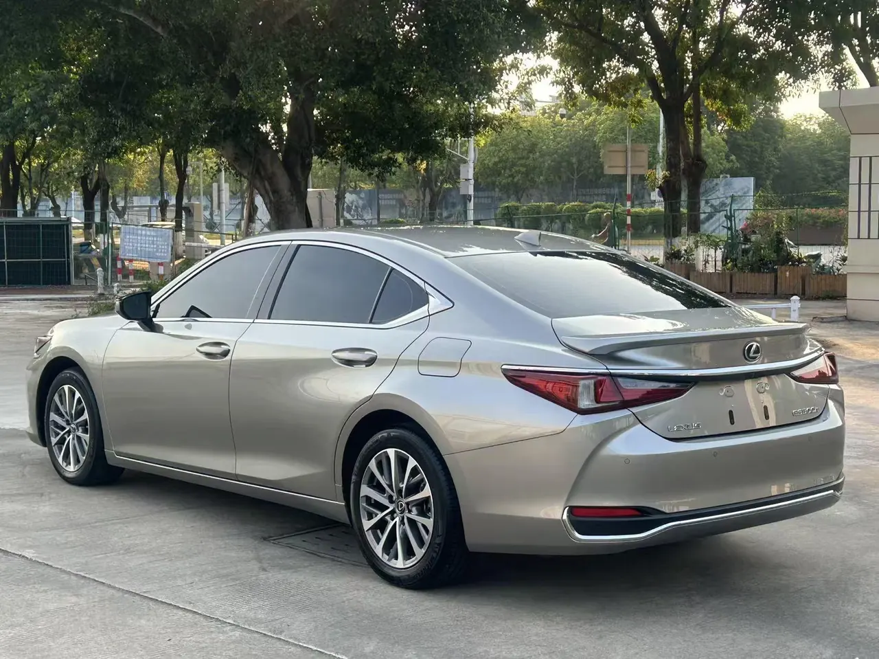 Lexus ES (Imported) 2022 ES300h 2.5 Stepless Excellence Edition Automatic Gear 9