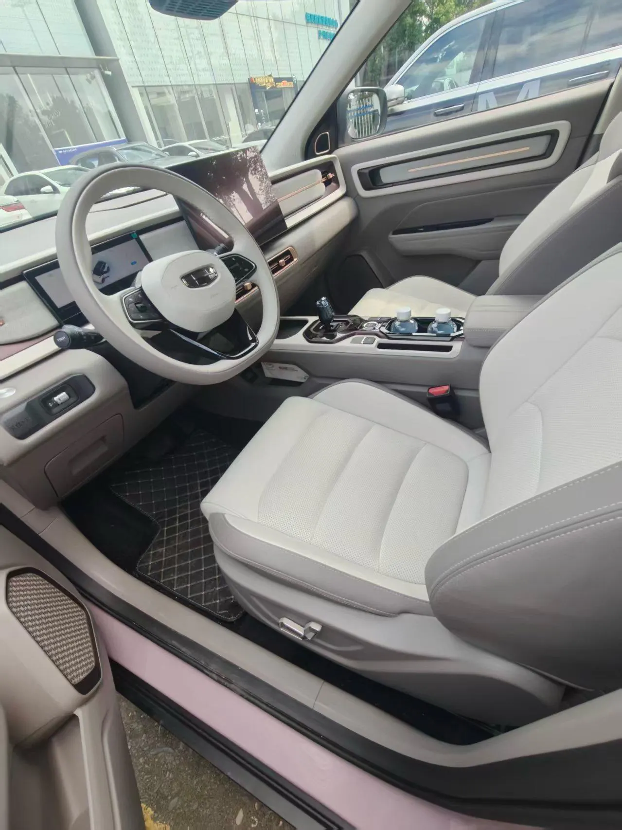 Geely 2026 model Icon 1.5TD Chocolate Elegant Edition, automatic transmission 3