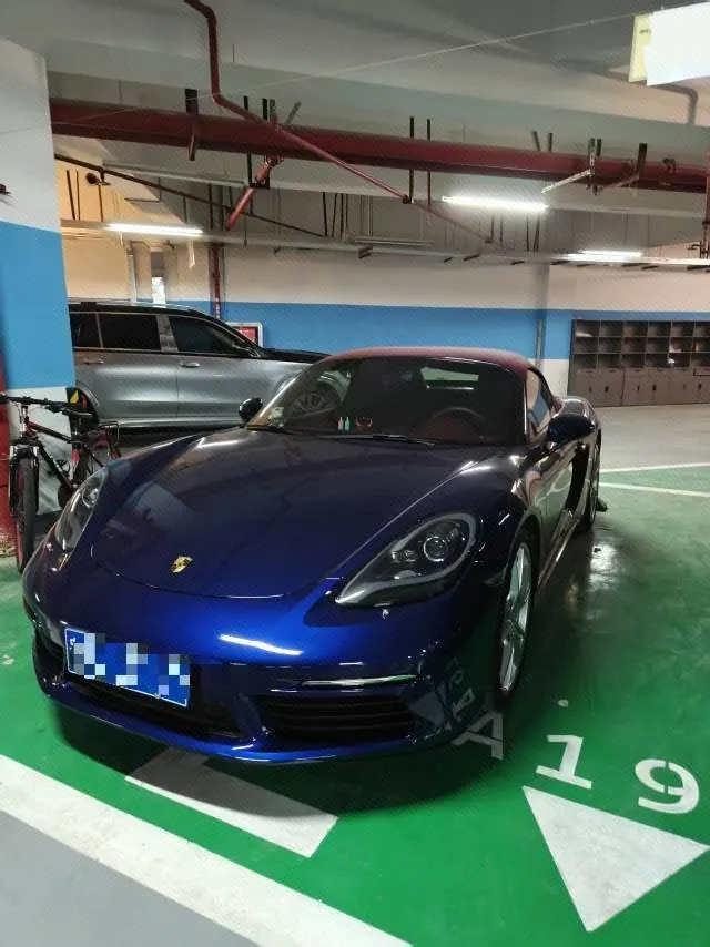 Open image lightbox: Porsche 718 (Imported) 2022 718 Boxer 2.0T Automatic