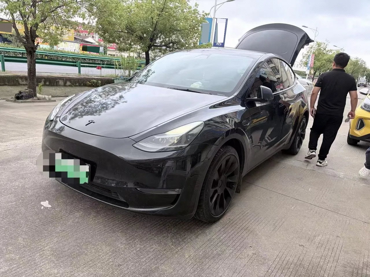 Open image lightbox: Tesla 2023 Model Y long endurance all-wheel drive version automatic transmission