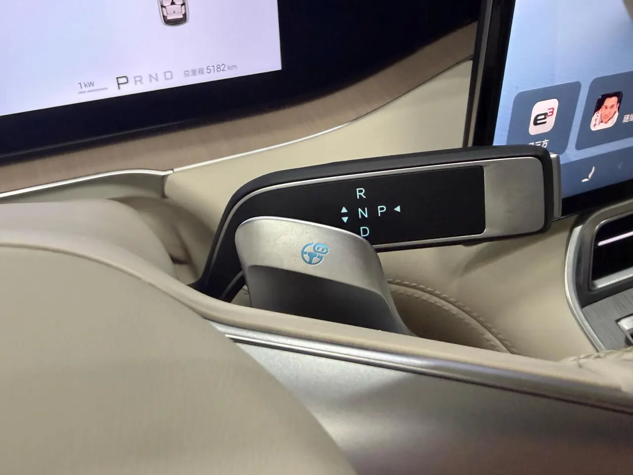 Denza 2023 Denza N8 1.5T Stepless Four-wheel Drive Super Hybrid Flagship Six-seat Automatic Gear 19