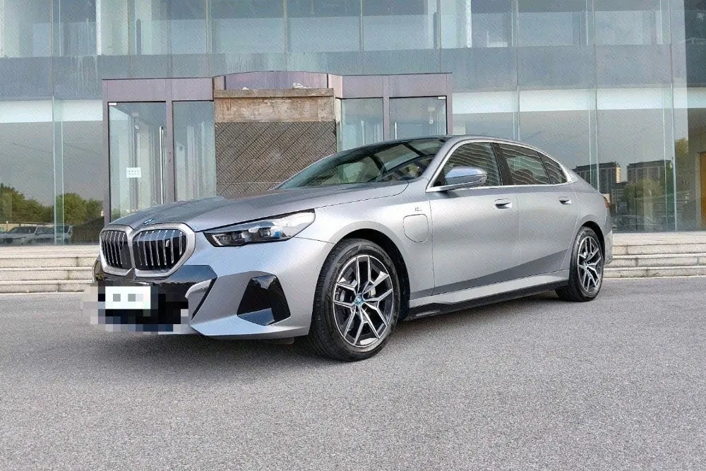 Open image lightbox: BMW 2025 i5 eDrive 40L M sports suit automatic gear