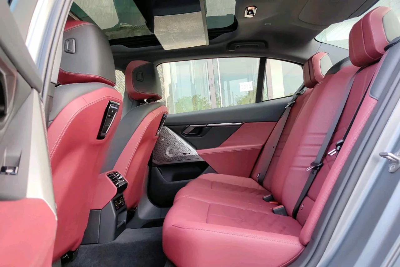 BMW 2025 i5 eDrive 40L M sports suit automatic gear 4