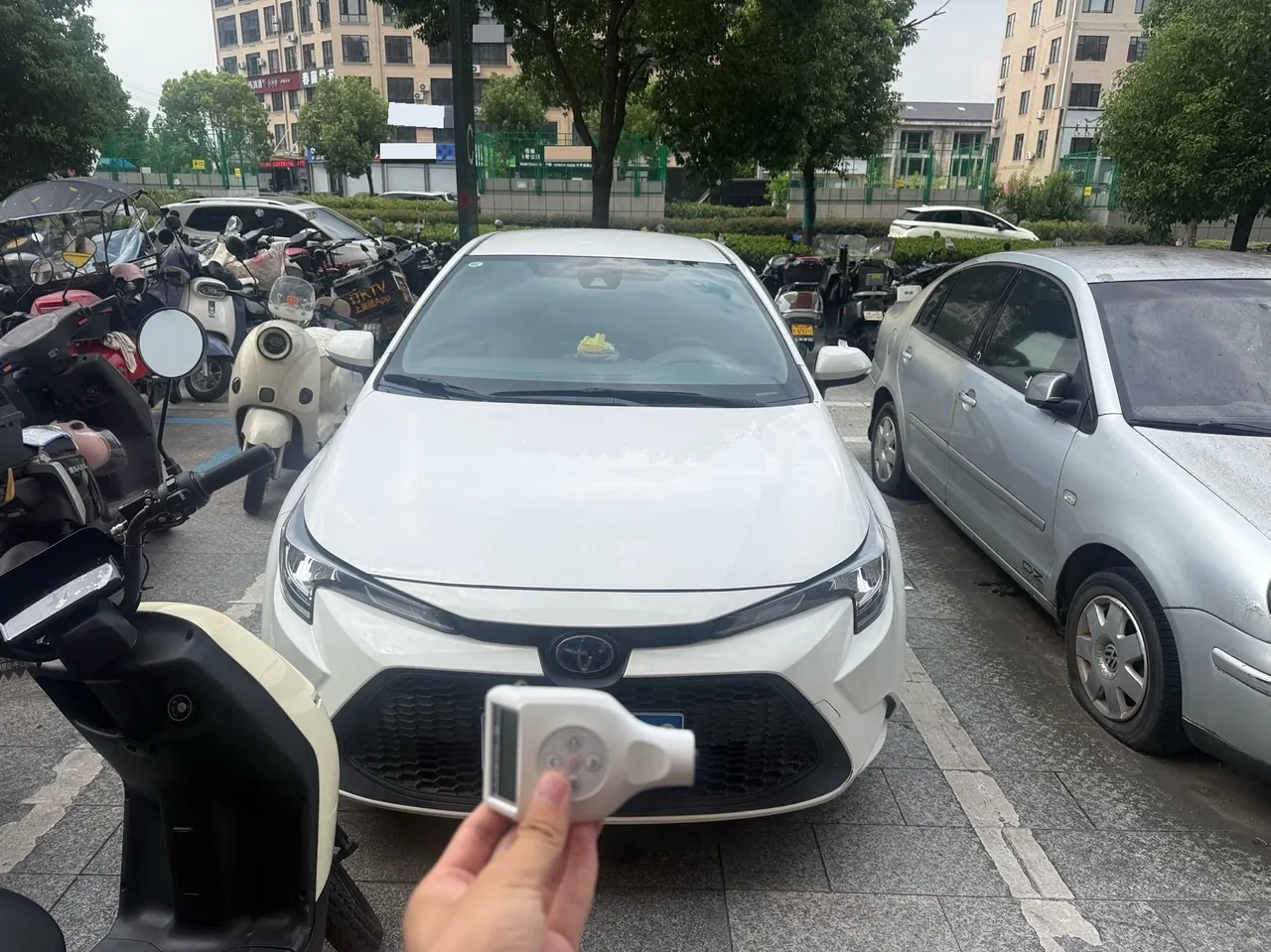 Toyota 2022 Lei Ling Shuangqing 1.8H Stepless Enterprising Automatic Gear 2