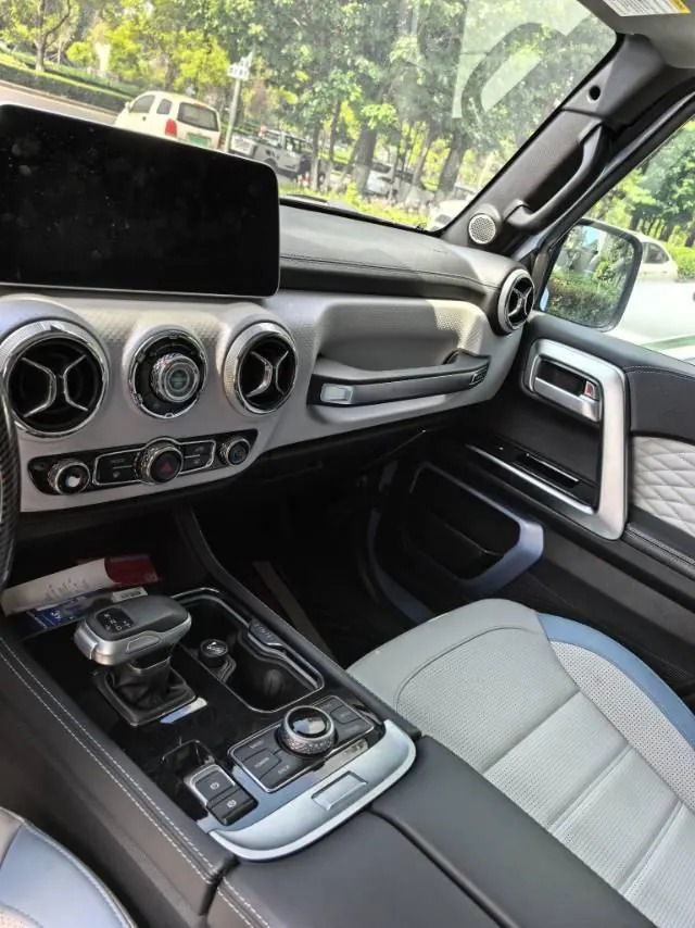 Beijing 2023 BJ40 2.0T 4-wheel drive city hunter version chivalrous automatic gear 5