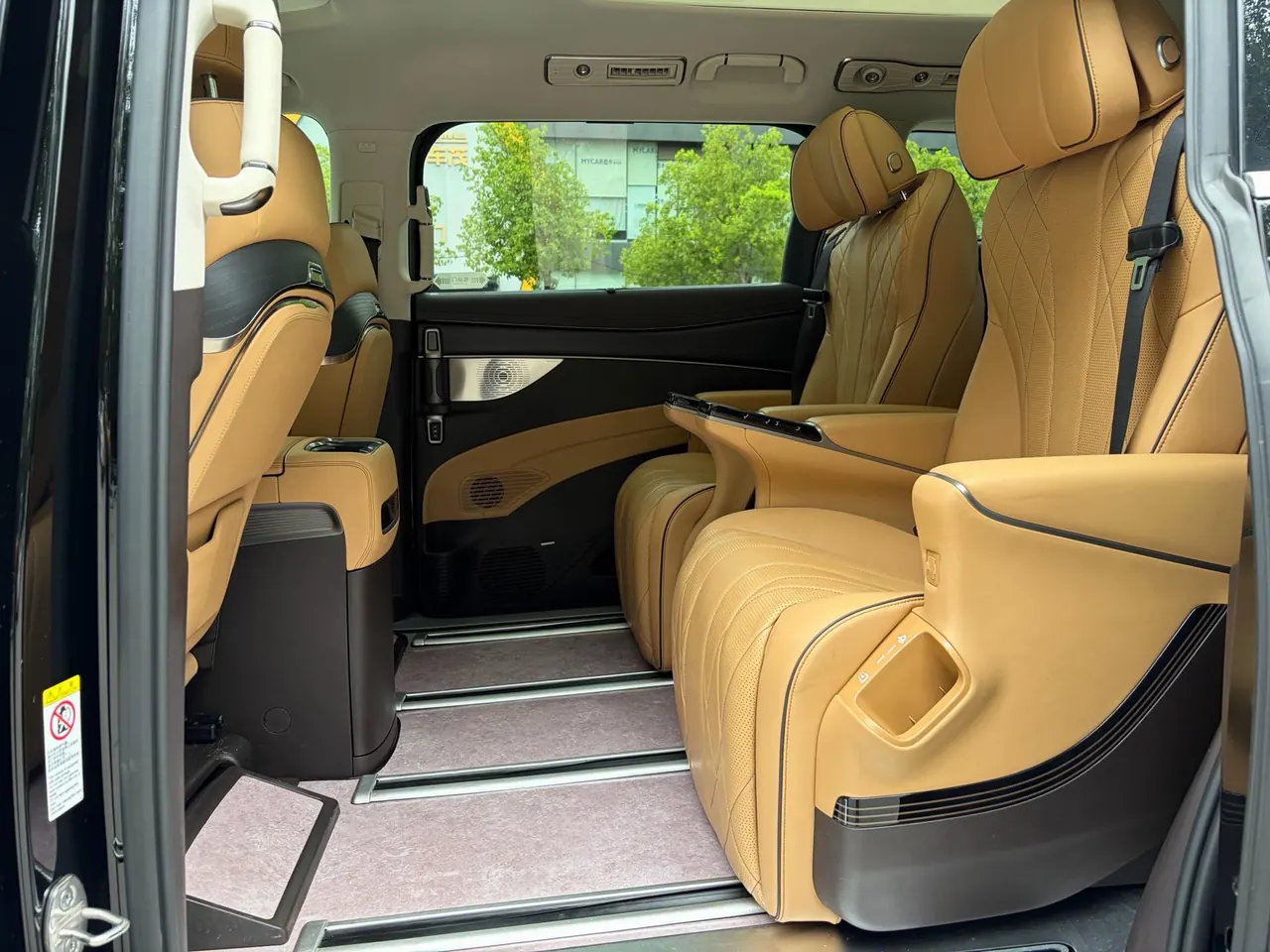 Denza 2024 Denza D9 DM-i 1.5T Stepless 980 Four-wheel Drive Honorable Automatic Gear 6