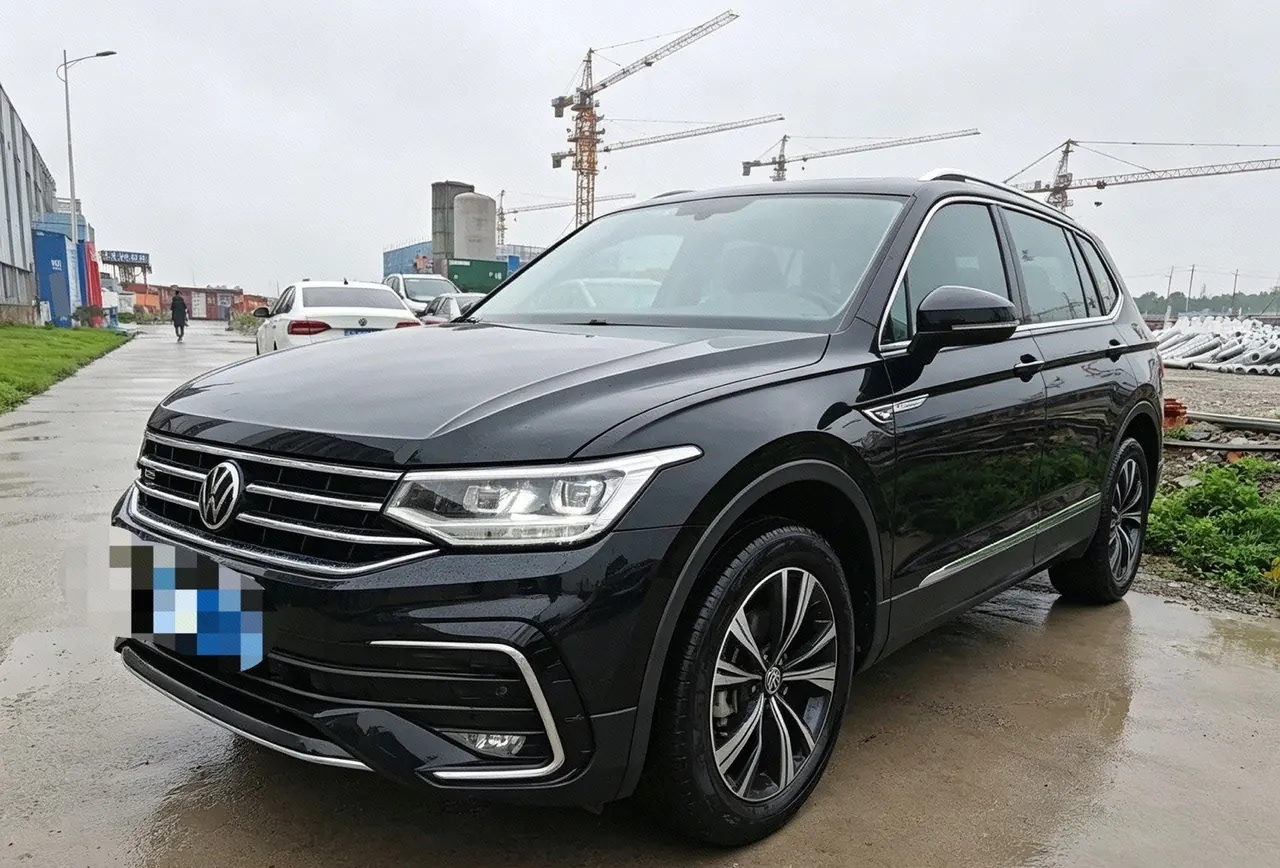 Open image lightbox: Volkswagen 2024 Tiguan L R-Line 2.0TSI 330TSI Two‑wheel‑drive R‑Line Dragon Glory Edition Automatic