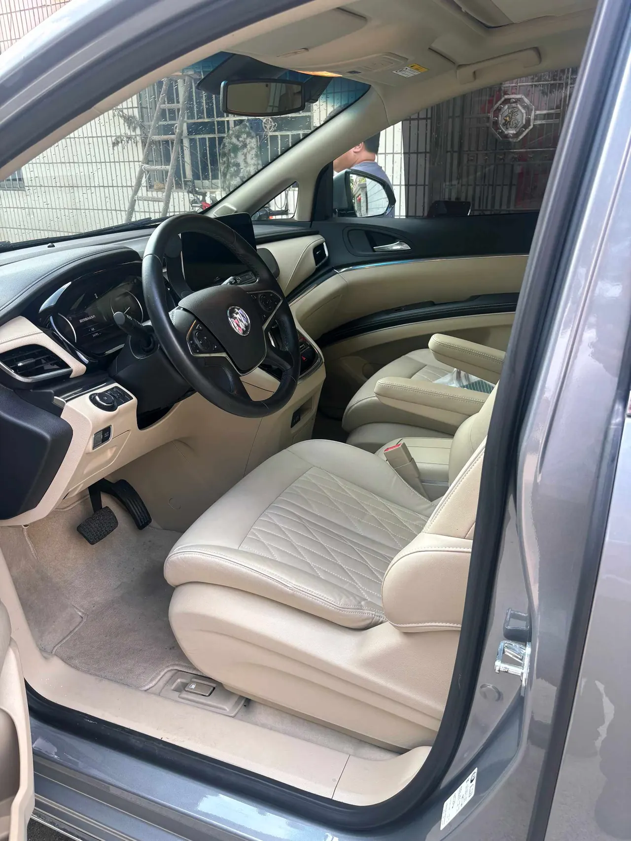 Buick 2023 GL8 Land Business Class 48V 2.0T 652T Luxury Automatic Gear 3