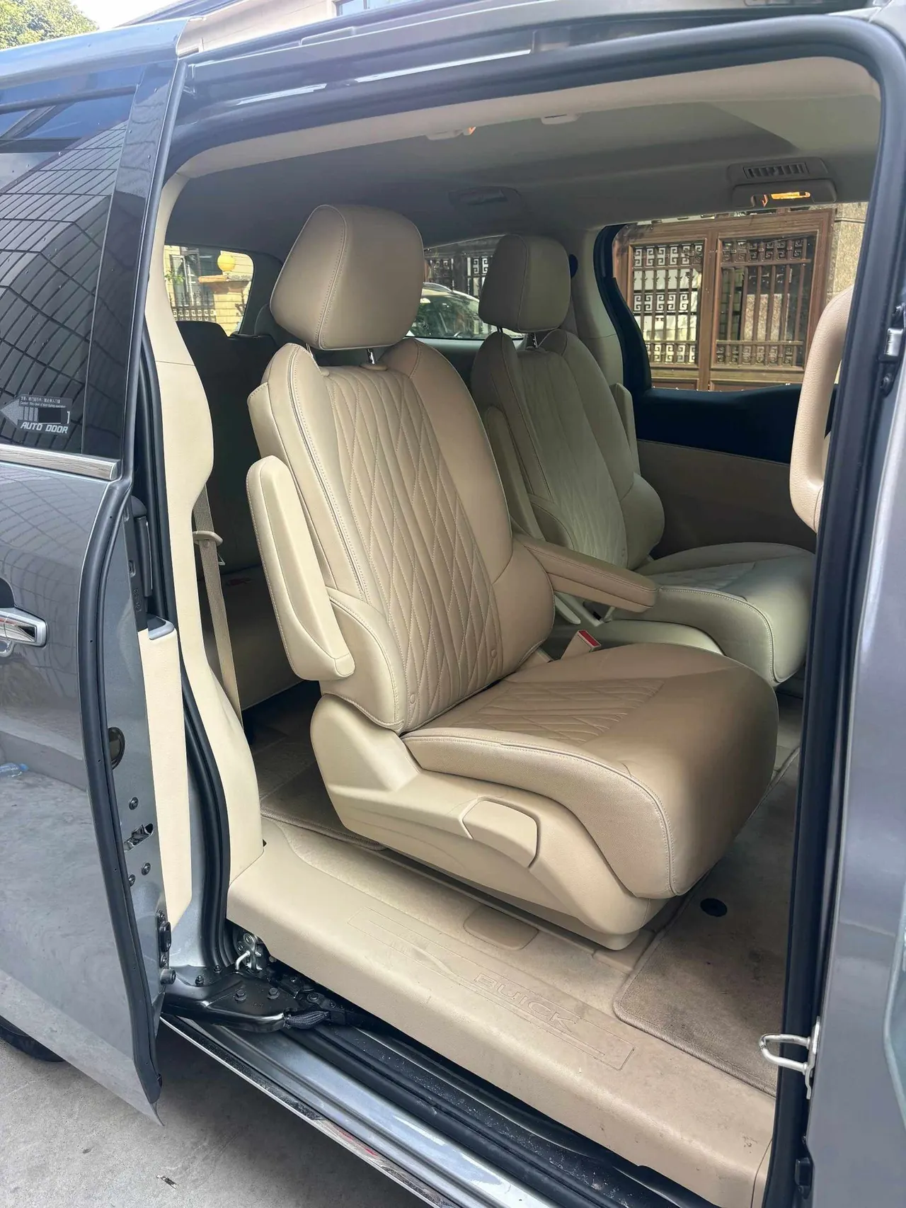 Buick 2023 GL8 Land Business Class 48V 2.0T 652T Luxury Automatic Gear 4