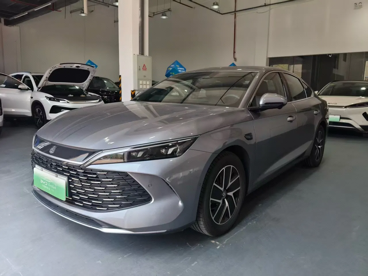 打开图片灯箱:BYD 2025 Qin L DM-i 1.5 stepless smart driving version 120KM Exceed automatic gear