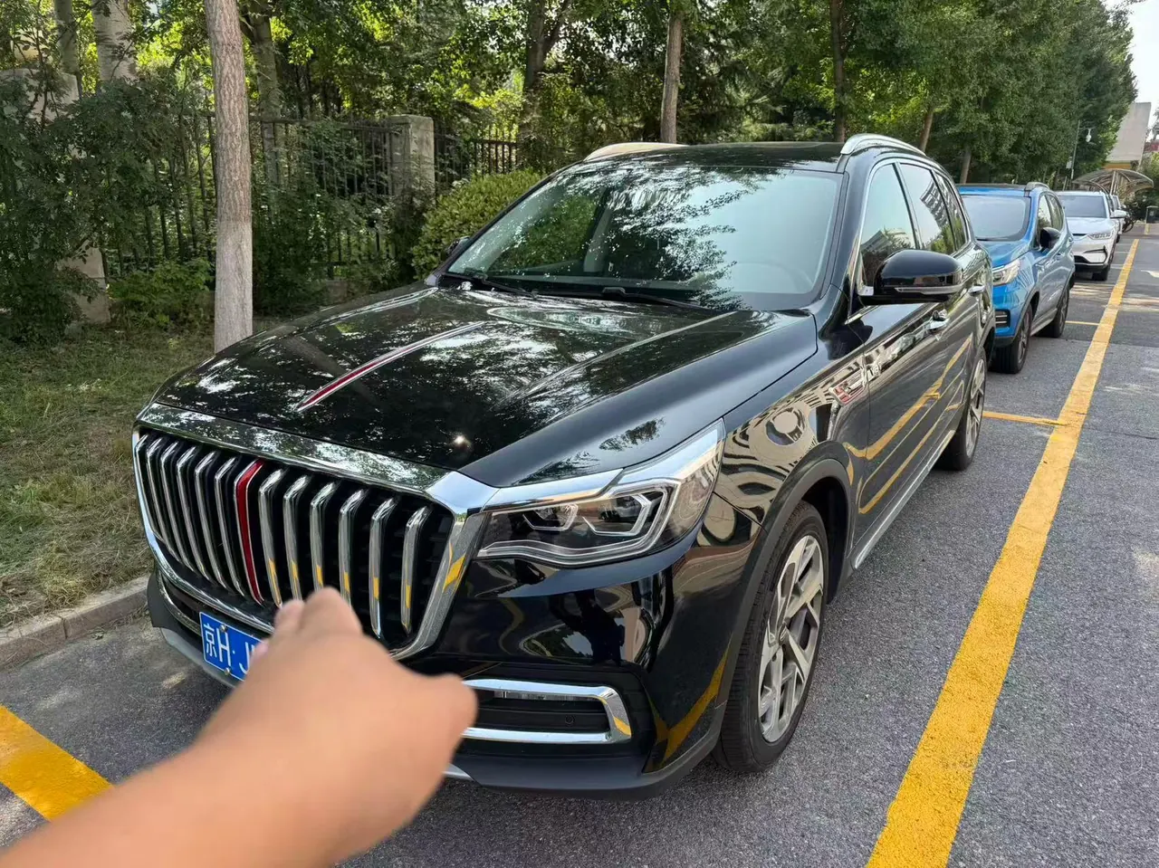 打开图片灯箱:HongQi 2022 HS7 3.0T 4-wheel drive smart flag-sharing version 7-seat automatic gear