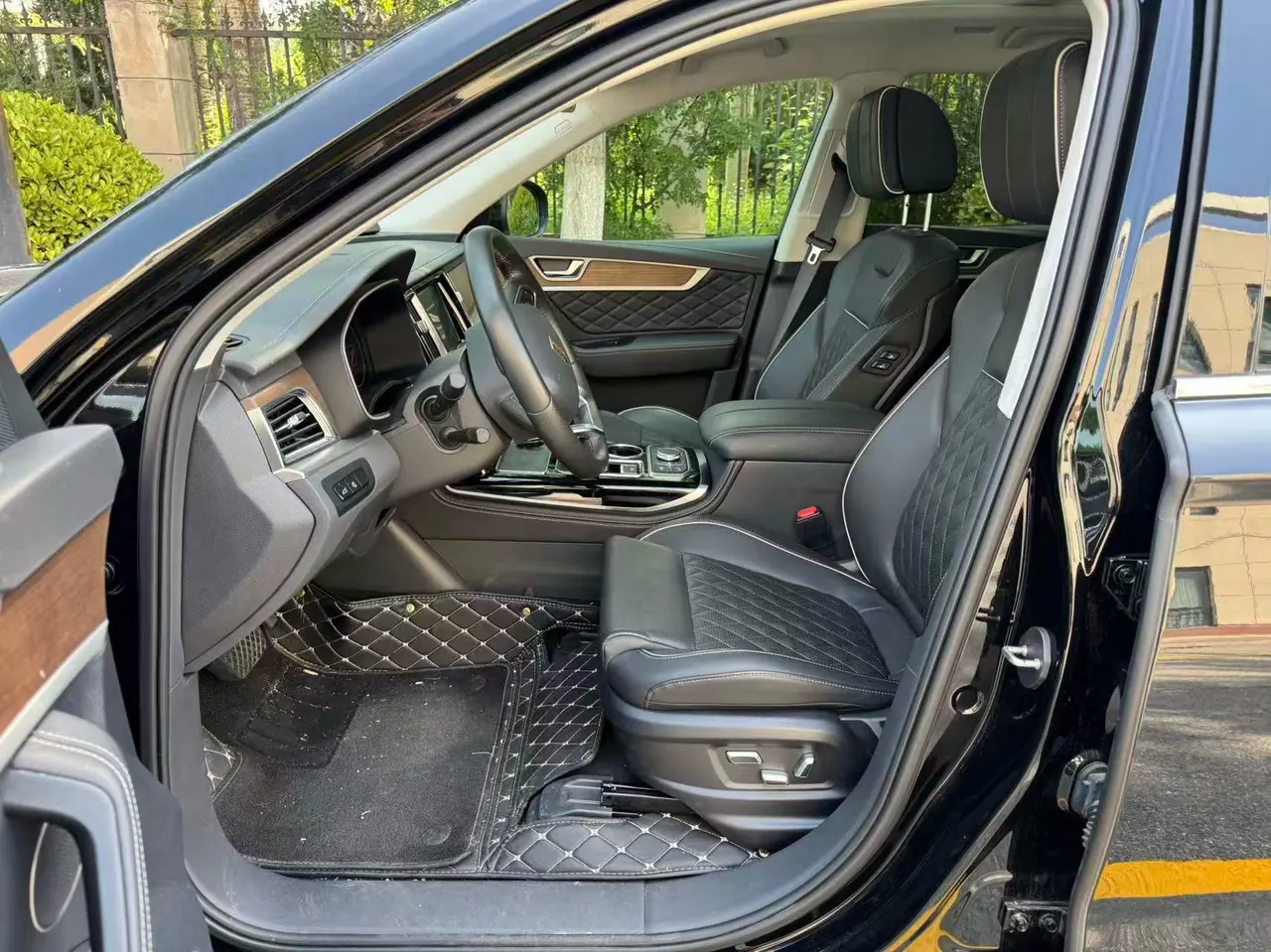 HongQi 2022 HS7 3.0T 4-wheel drive smart flag-sharing version 7-seat automatic gear 2