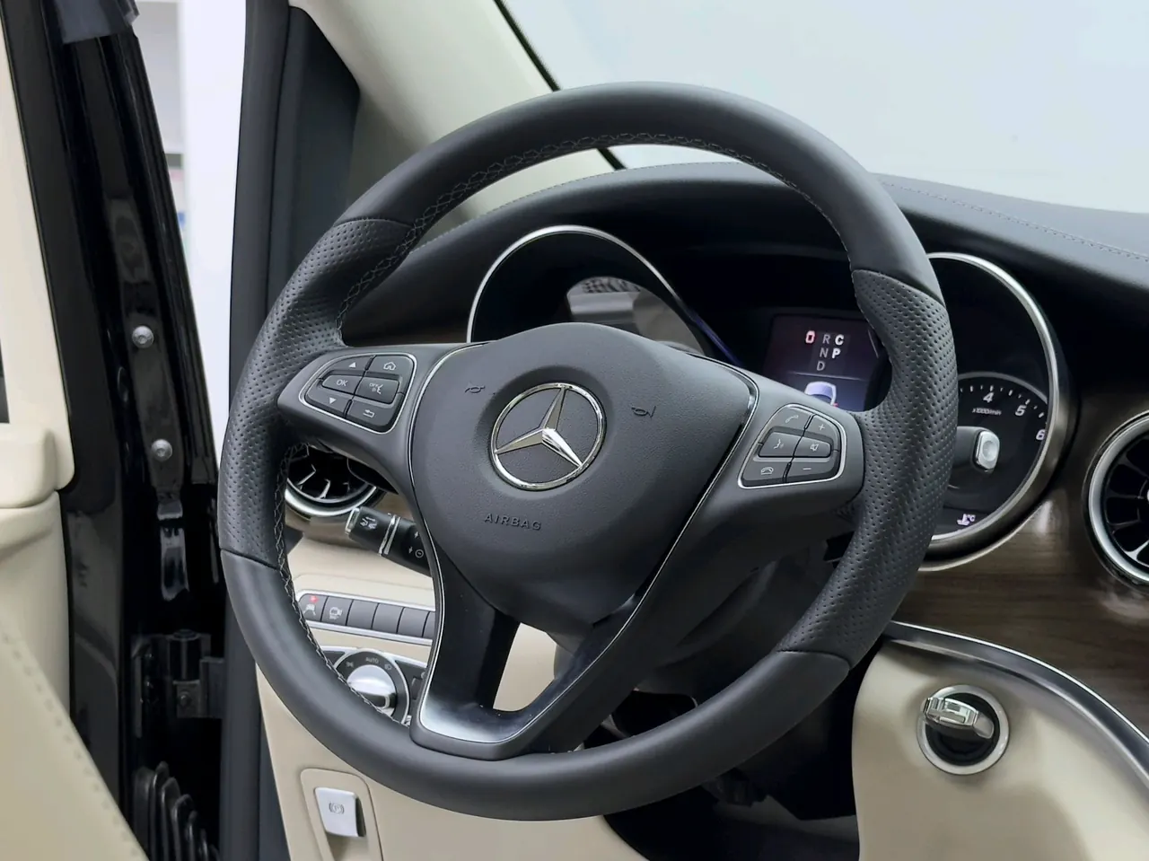 Mercedes Benz V 2022V 260 L 2.0T Deluxe Edition Automatic Gear 10