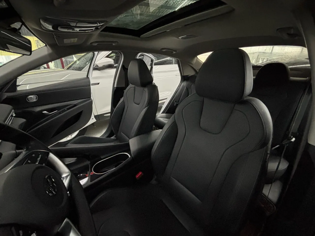 Hyundai 2021 Elantra -3-compartment 1.5 stepless LUX premium automatic gear 9