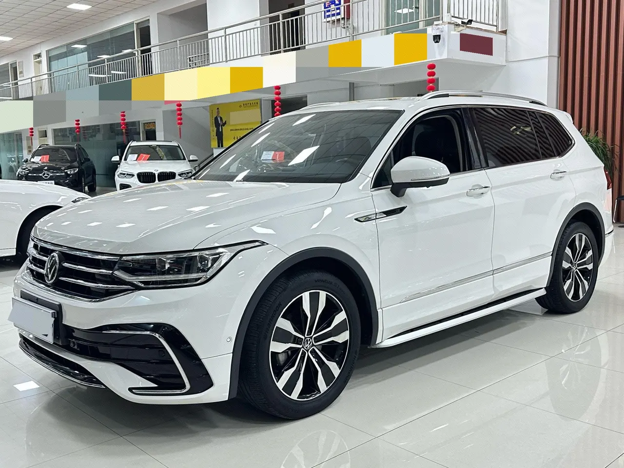 Open image lightbox: Volkswagen 2022 Tiguan L R-Line 2.0TSI 330TSI Two-Drive R-Line Overdrive Automatic Gear