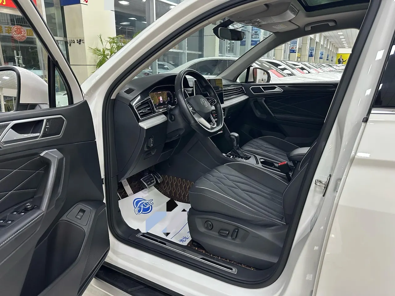 Volkswagen 2022 Tiguan L R-Line 2.0TSI 330TSI Two-Drive R-Line Overdrive Automatic Gear 4