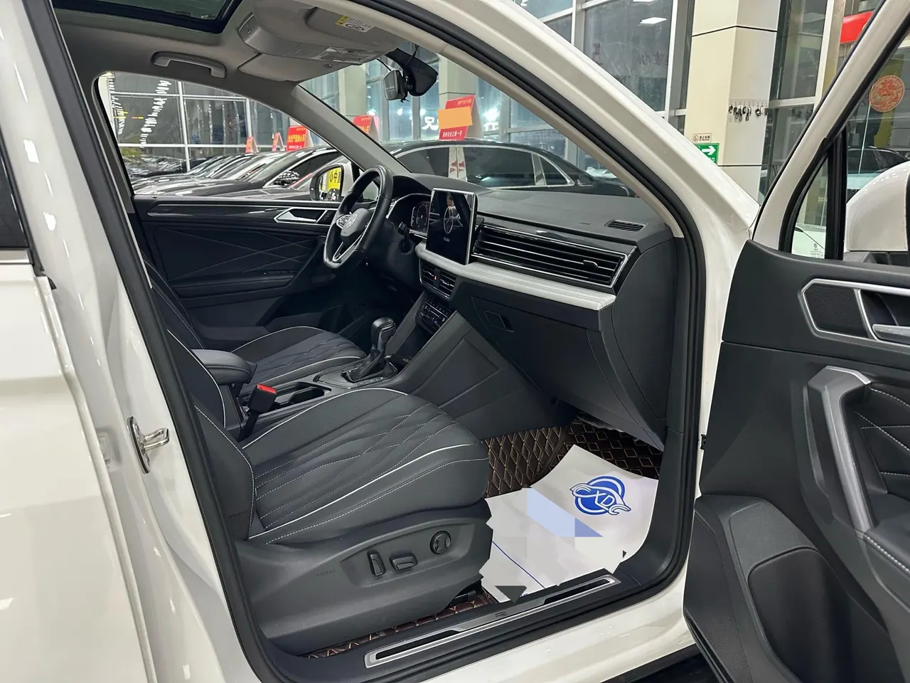 Volkswagen 2022 Tiguan L R-Line 2.0TSI 330TSI Two-Drive R-Line Overdrive Automatic Gear 6